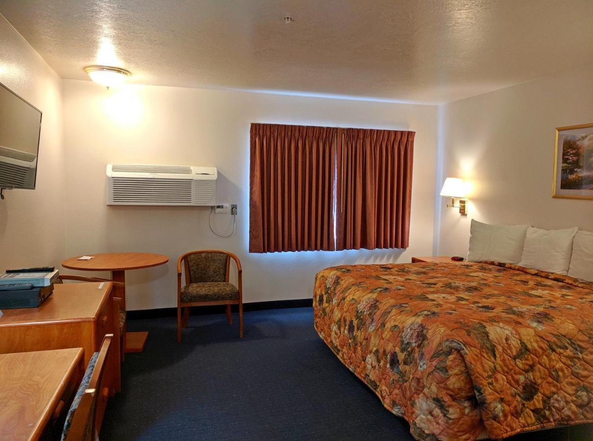 Aquarius Inn Bicknell Exterior photo